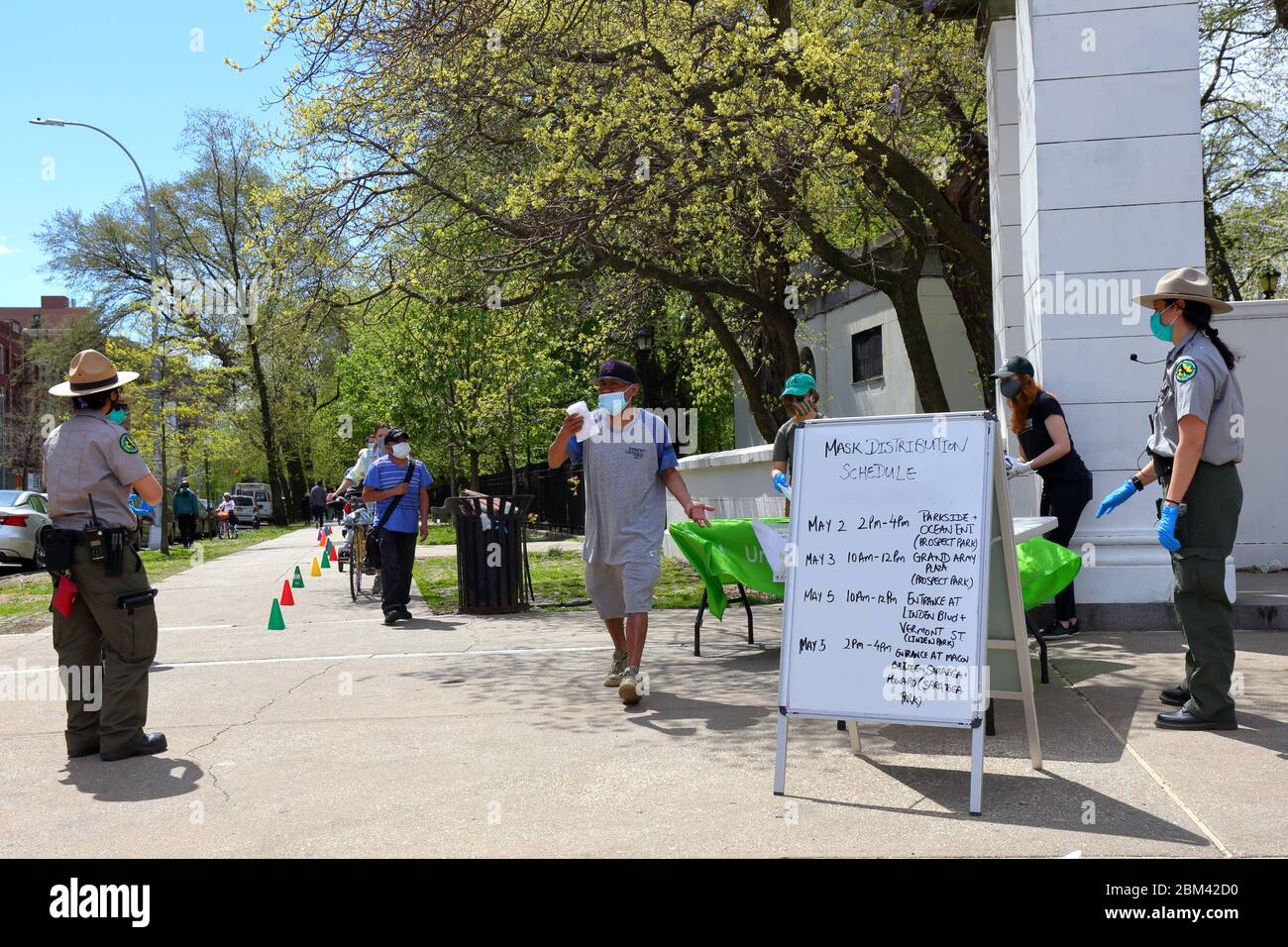 Il personale del Dipartimento dei Parchi di NYC distribuisce maschere facciali in tessuto libero alle persone nel Prospect Park di New York... PER ULTERIORI INFORMAZIONI, VEDERE LA DIDASCALIA COMPLETA Foto Stock