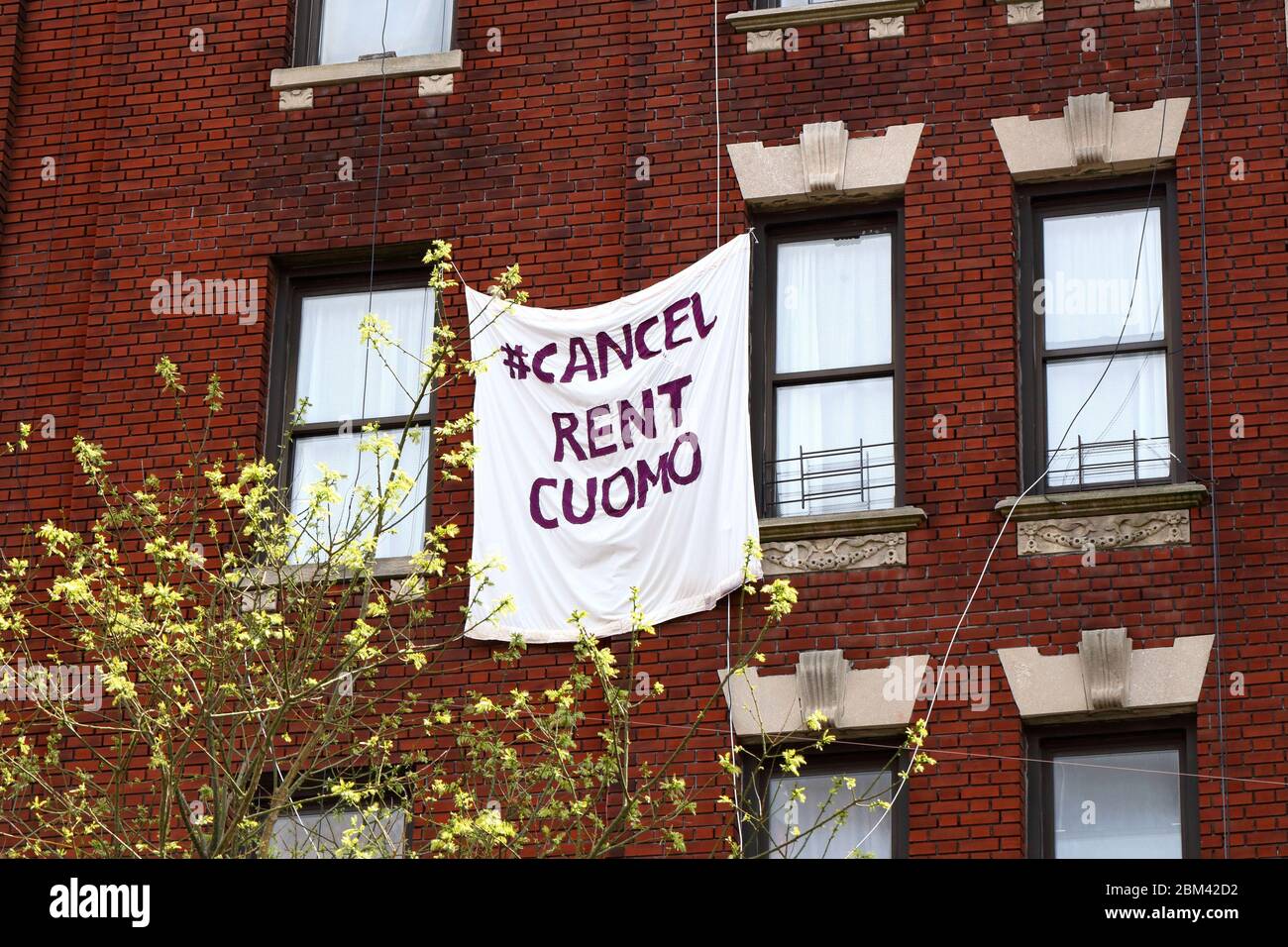 Un grande banner ''No Cancel Rent Cuomo'' drappeggiato fuori da un edificio a Brooklyn, New York. Licenziamenti a causa del coronavirus COVID-19 pandemic ha reso l'uomo Foto Stock