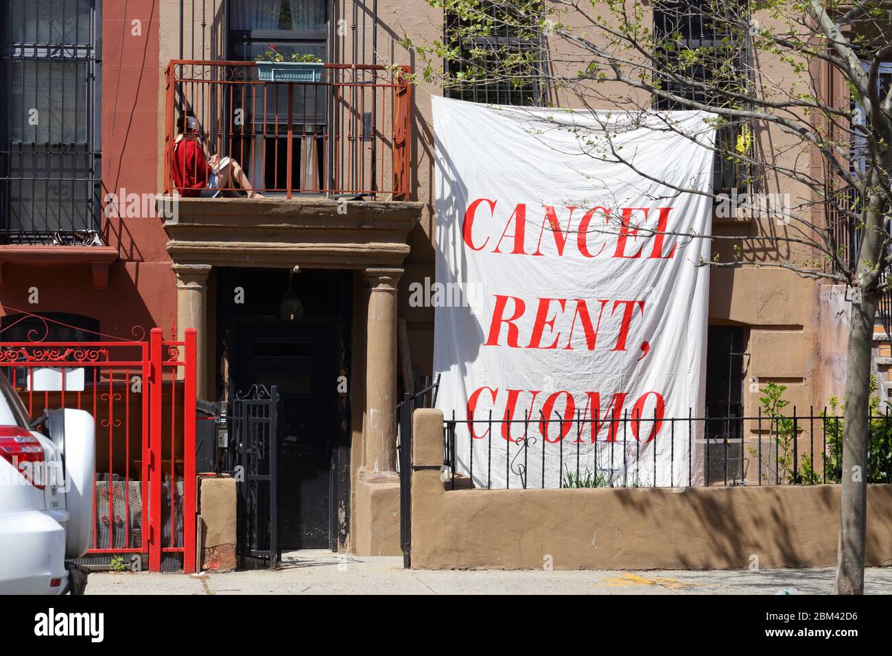 Un grande banner 'Cancel Rent, Cuomo' drappeggiato all'esterno di un edificio a Brooklyn, New York. Licenziamenti dovuti al coronavirus... PER ULTERIORI INFORMAZIONI, VEDERE LA DIDASCALIA COMPLETA Foto Stock