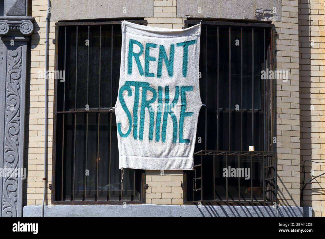 Un banner 'Rent Strike' drappeggiato all'esterno di un edificio a Brooklyn, New York. Licenziamenti dovuti al coronavirus... PER ULTERIORI INFORMAZIONI, VEDERE LA DIDASCALIA COMPLETA Foto Stock