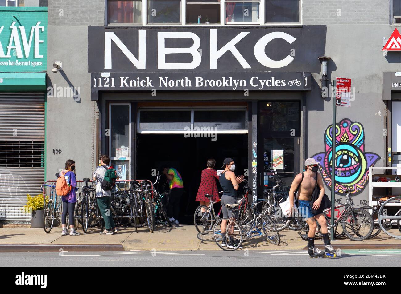 Negozio di biciclette North Brooklyn Cycles a Bushwick, Brooklyn, New York. Un'attività essenziale aperta durante la crisi del coronavirus COVID-19. Foto Stock
