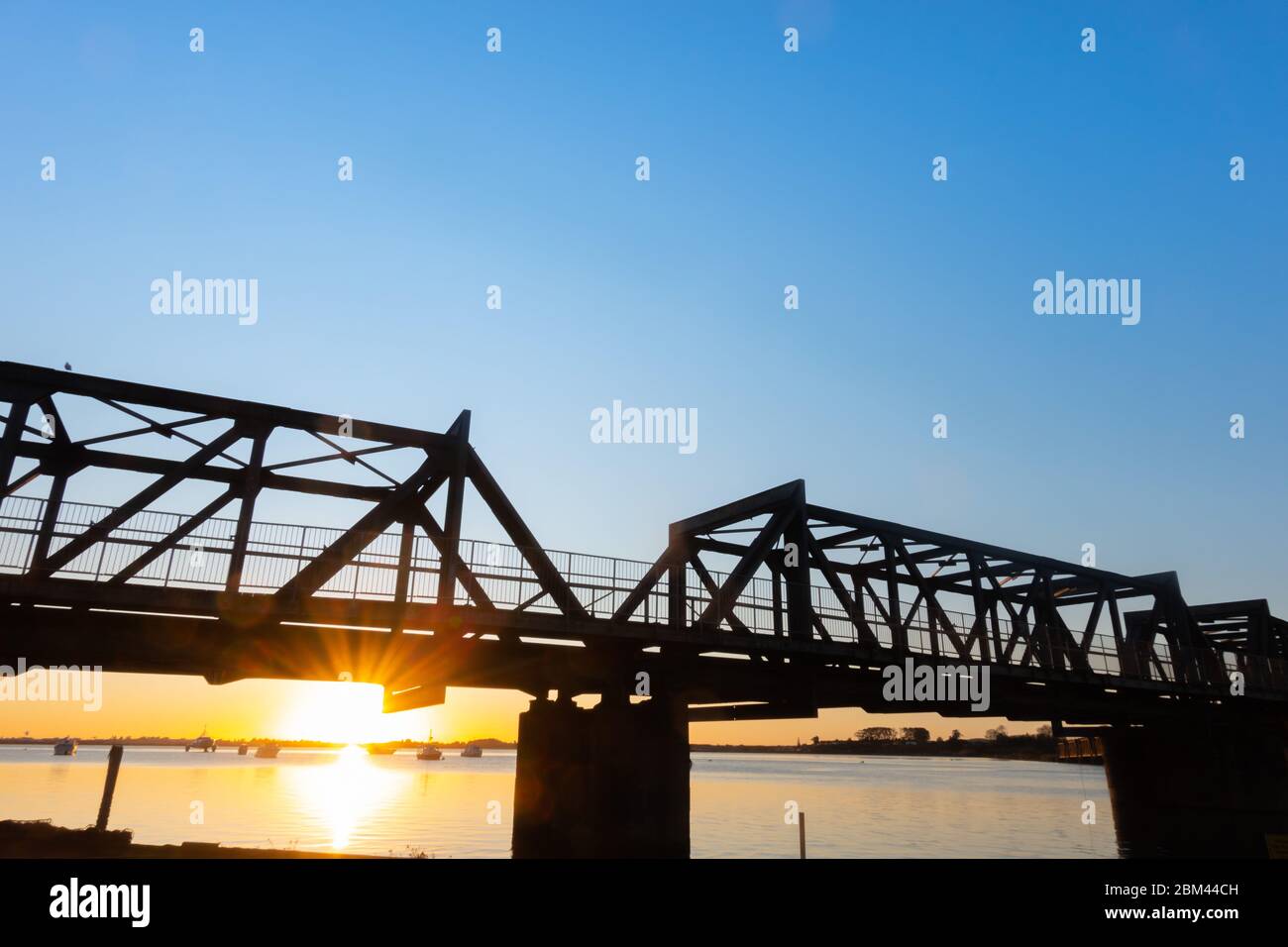 Ponte ferroviario costeggiato dall'alba attraverso il porto di Tauranga Nuova Zelanda. Foto Stock