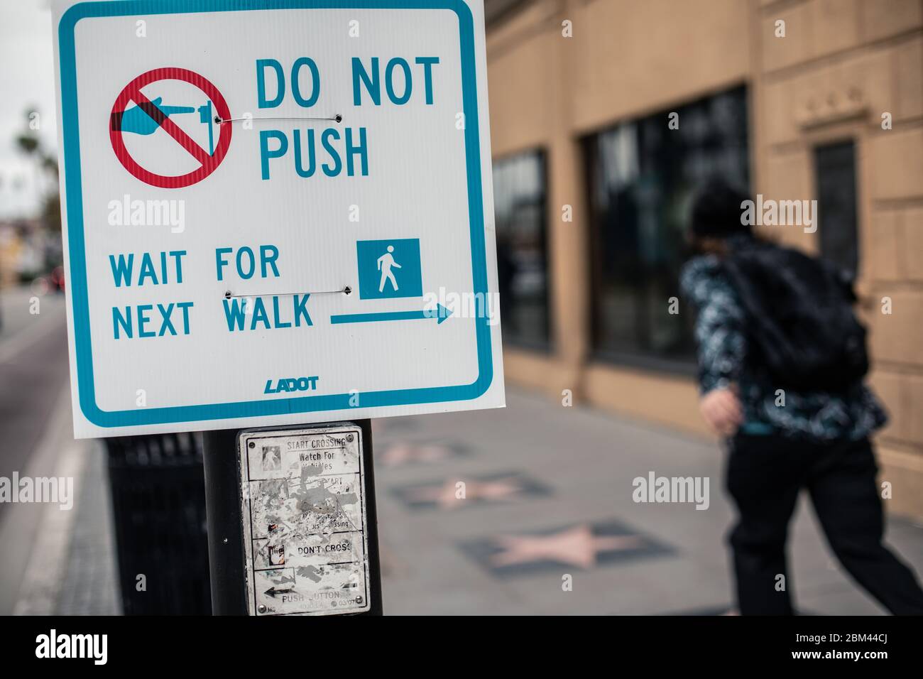 Los Angeles, USA, - 2020 aprile - i semafori di Hollywood sono passati alla modalità automatica per impedire la diffusione del COVID-19. In precedenza i pedoni avevano Foto Stock