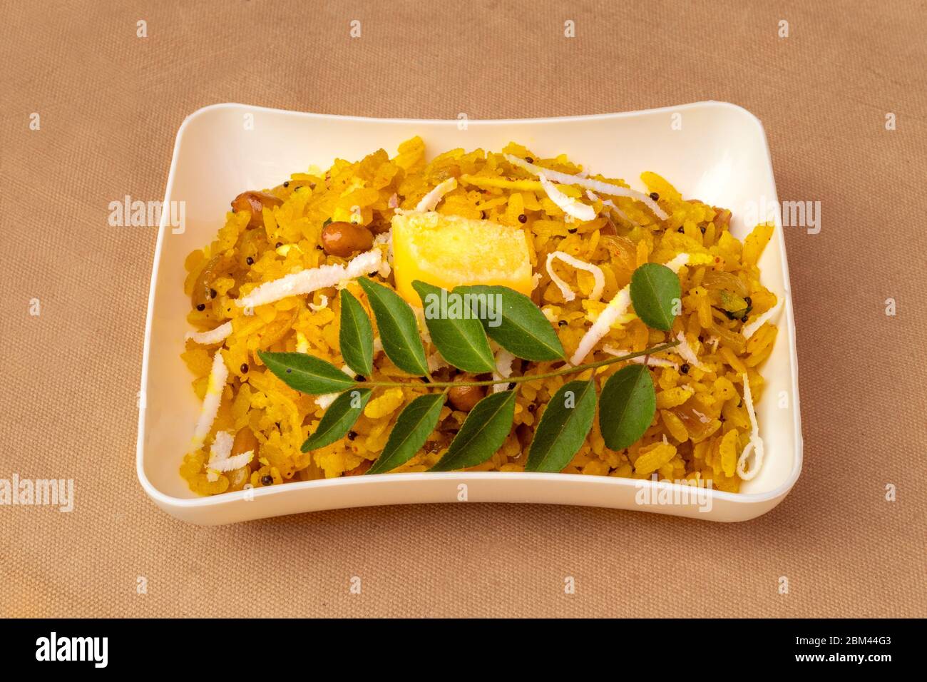 Popolare piatto indiano sano di colazione POHA preparato con riso appiattito servito nel piatto. Foto Stock