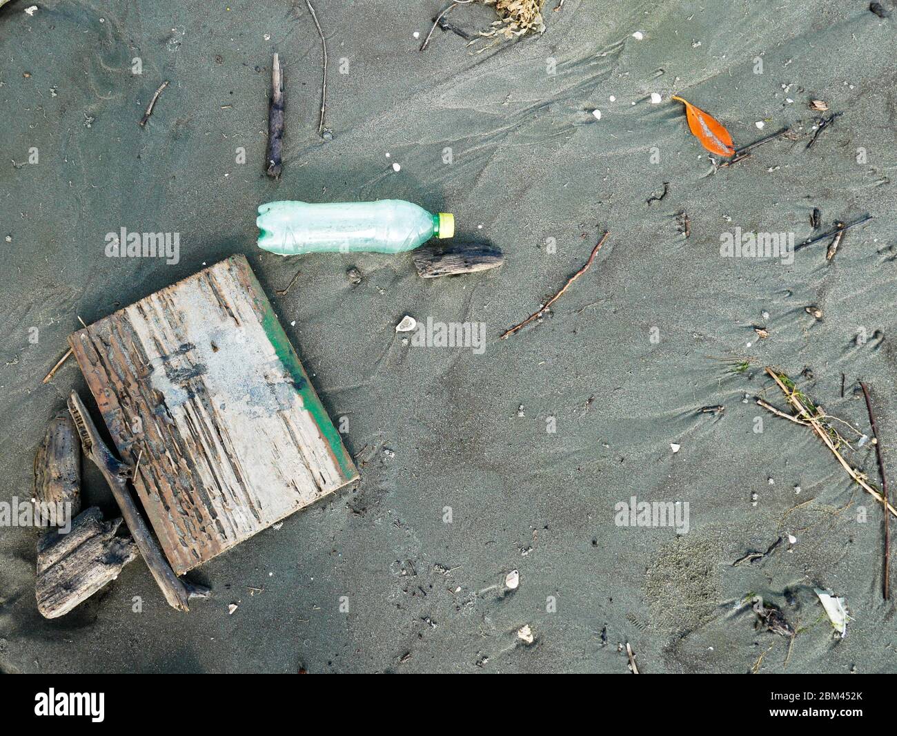 Bottiglia di soda in plastica scartata contaminando la spiaggia in cartagena colombia spazio copia Foto Stock