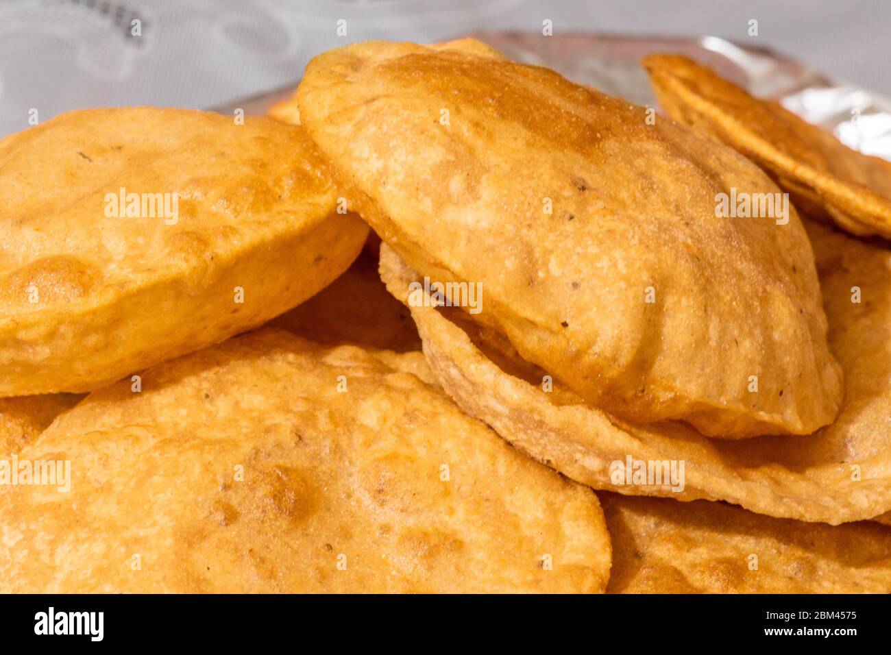 Cucina indiana Puri primo piano, deliziosi poori fritti (puri) serviti. Foto Stock