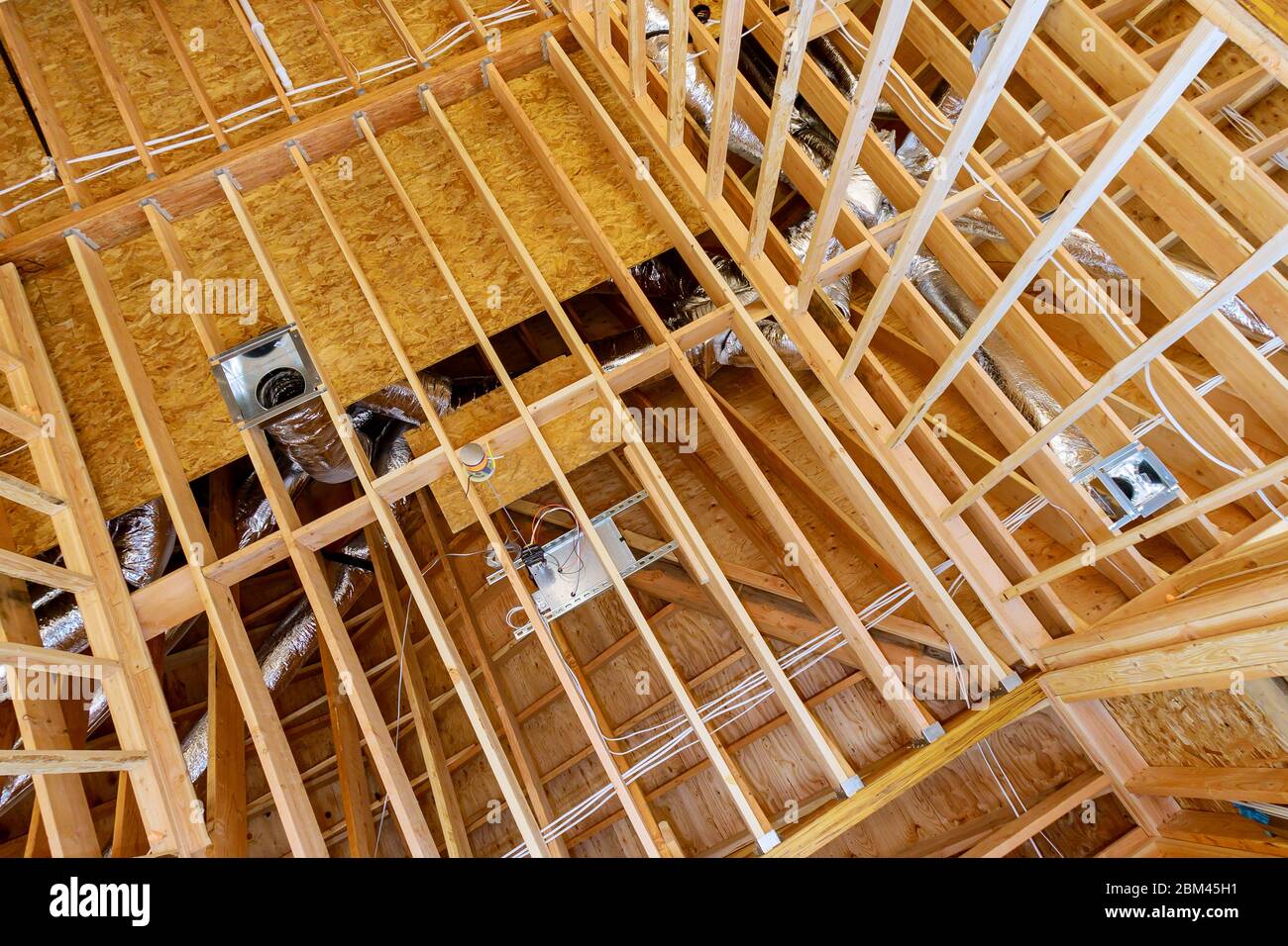 Impianto di condizionamento centrale posto sul sistema hvac sotto il tetto dell'edificio Foto Stock