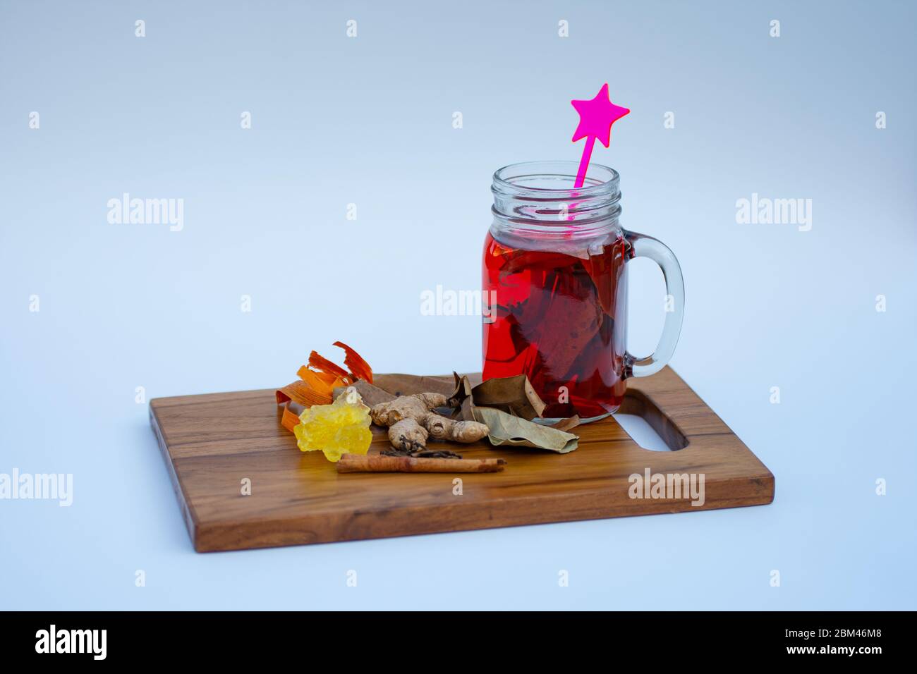 Un vasetto di muratori di bevande alle erbe con ingredienti vari su sfondo bianco. Foto Stock