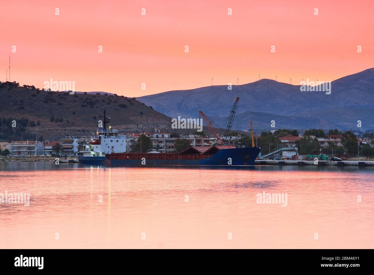 Nave nel porto industriale di Nafplio, Grecia. Foto Stock