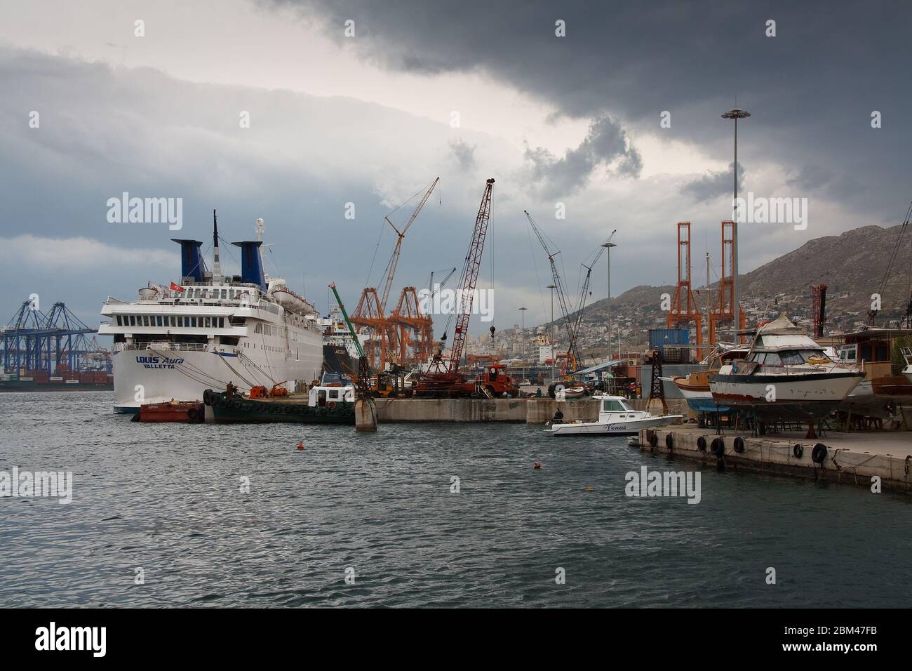 Porto industriale del Pireo ad Atene. Foto Stock