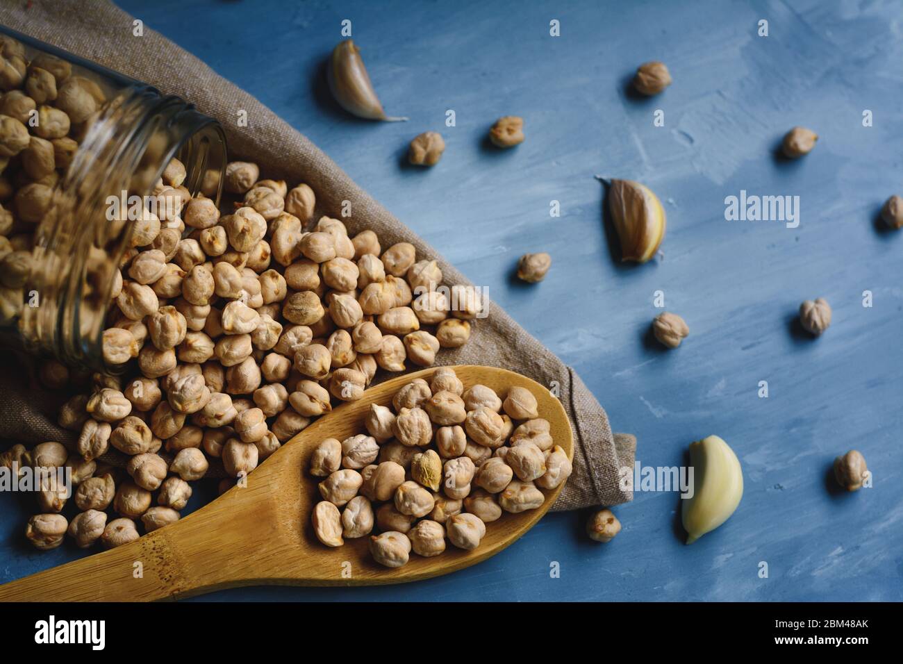 Ceci crudi in un vaso di vetro. Foto Stock