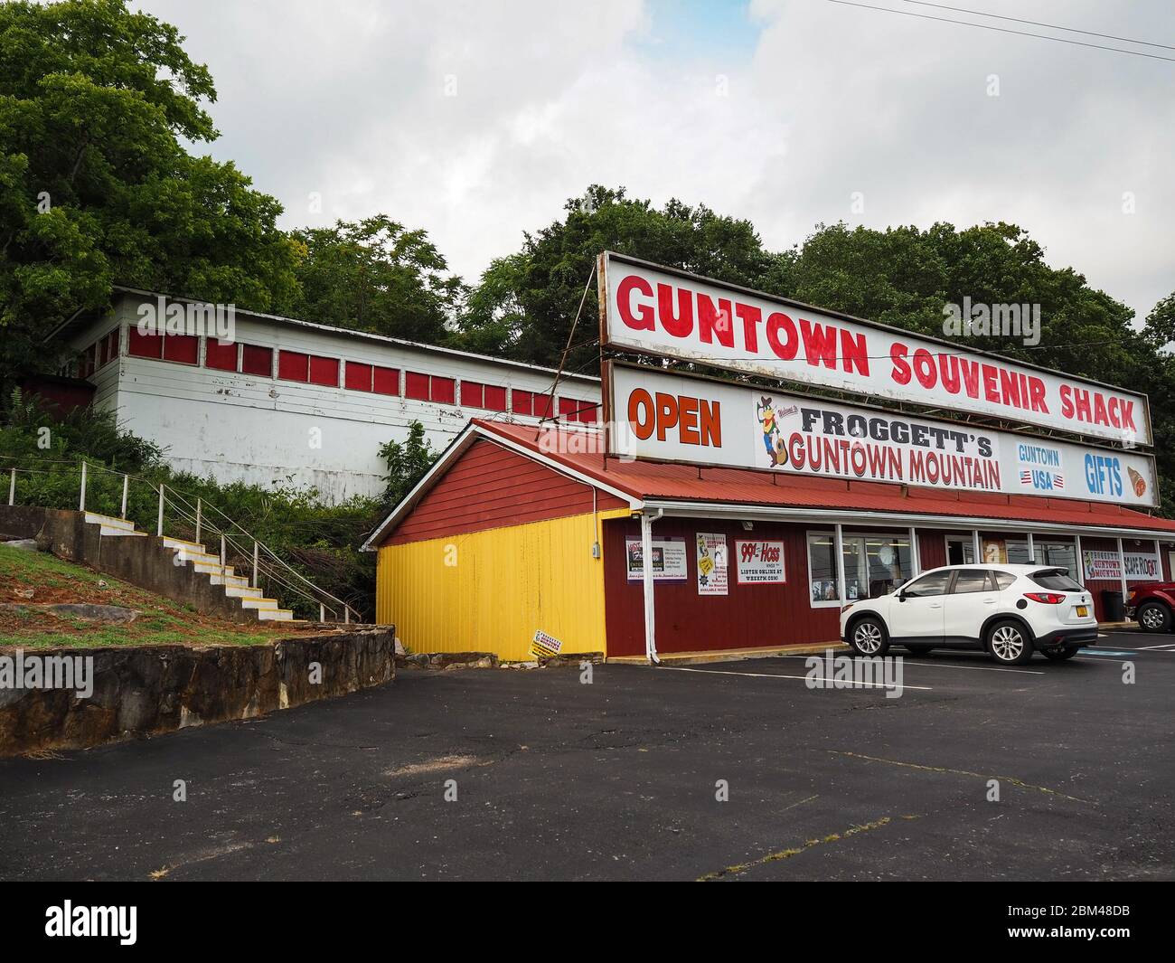 CAVE CITY, KENTUCKY - 21 LUGLIO 2019: Negozio di articoli da regalo e parcheggio per Froggett's Guntown Mountain, una zona di intrattenimento e divertimento a tema occidentale Foto Stock