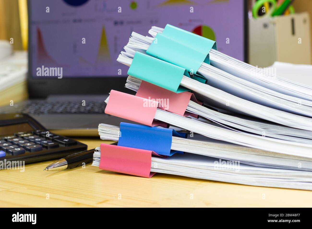 documento carta del rapporto aziendale file cartaceo sul tavolo in un ufficio, documento concettuale in ufficio Foto Stock