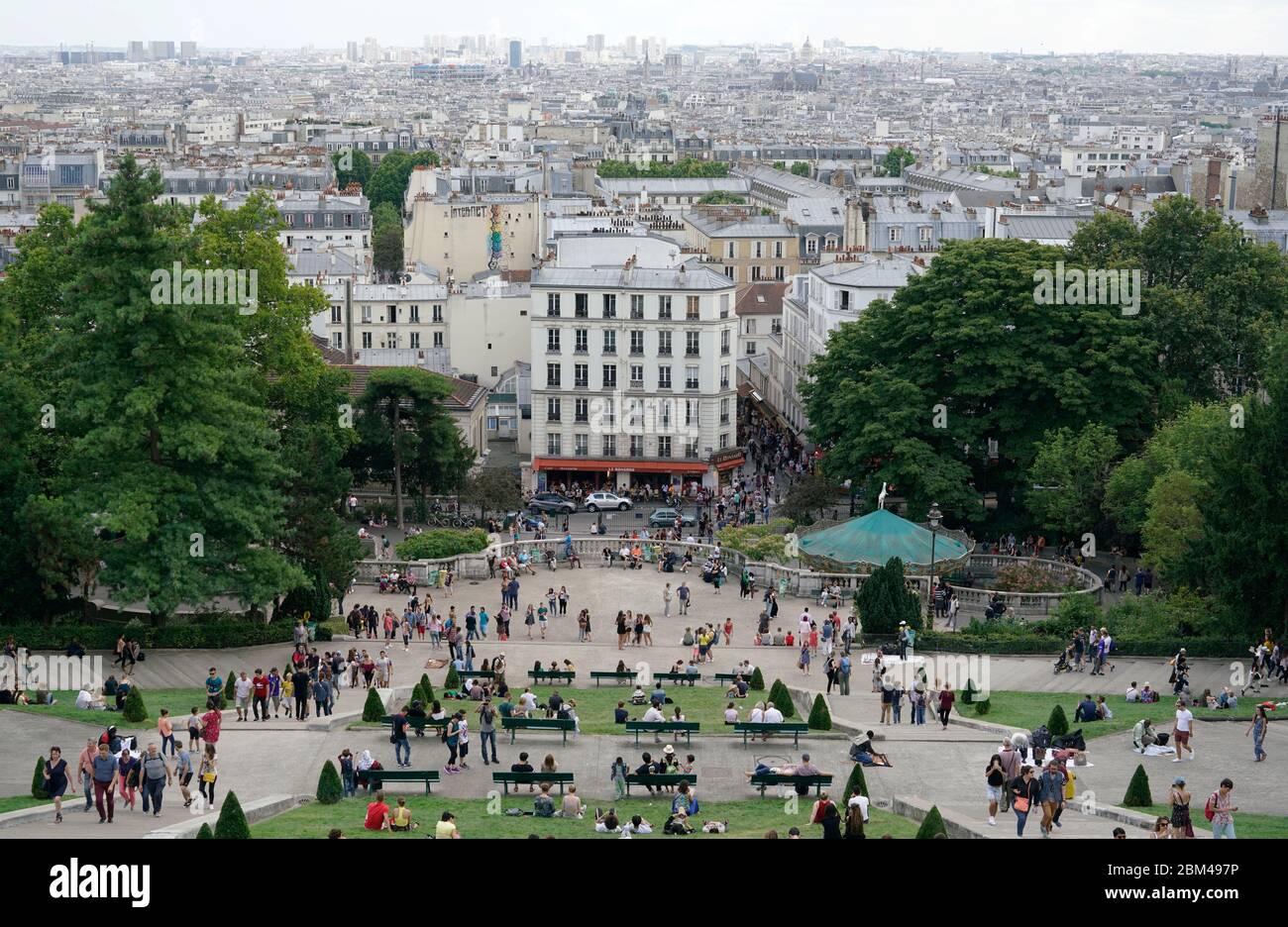 La vista della città di Parigi con i visitatori in piazza Louise Michel in primo piano dalla Basilica du Sacré-Cœur de Montmartre.Paris.France Foto Stock
