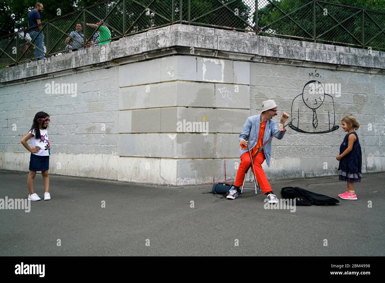 Un performer di strada che suona musica per bambini a Montmartre.Paris.France Foto Stock