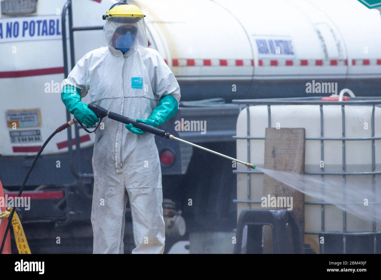 La gente disinfetta le automobili a nord della città di Bogota, a causa della diffusione della pandemia del virus della corona, COVID-19 Foto Stock