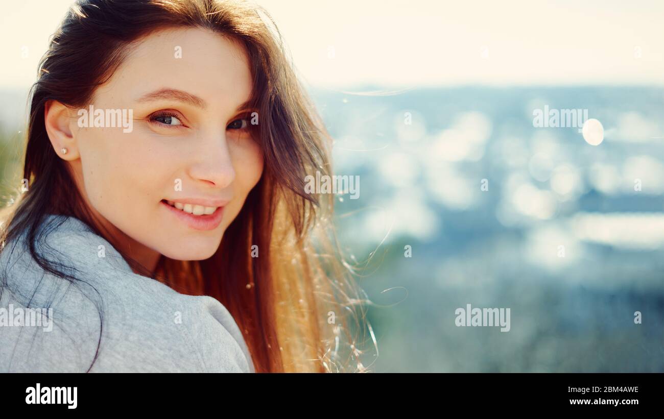 Ritratto di una ragazza sorridente che guarda la fotocamera. Primo piano Foto Stock