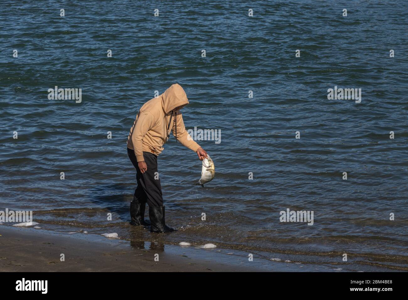 Pesca al mare durante le restrizioni di blocco di livello tre Foto Stock