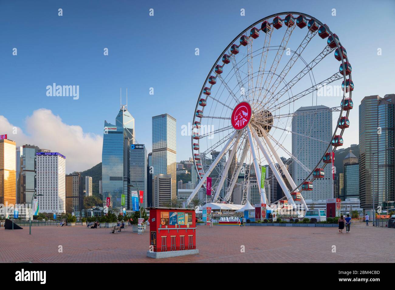 Ruota panoramica e grattacieli di Hong Kong, centro, isola di Hong Kong, Hong Kong Foto Stock