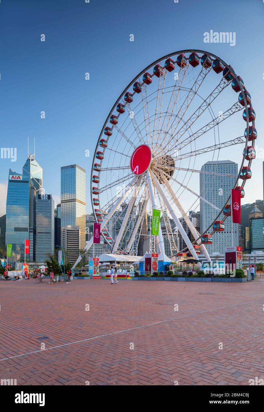 Ruota panoramica e grattacieli di Hong Kong, centro, isola di Hong Kong, Hong Kong Foto Stock