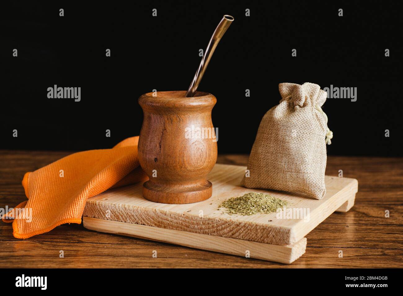 yerba mate tè tradizionale in Argentina su uno sfondo nero Foto Stock