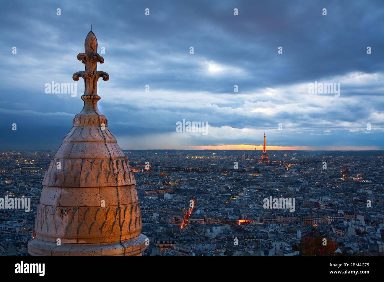 Torre Eiffel vista dalla cupola della Basilica di Montmarte, Parigi. Foto Stock