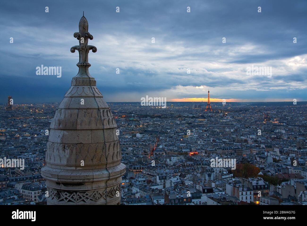 Torre Eiffel vista dalla cupola della Basilica di Montmarte, Parigi. Foto Stock