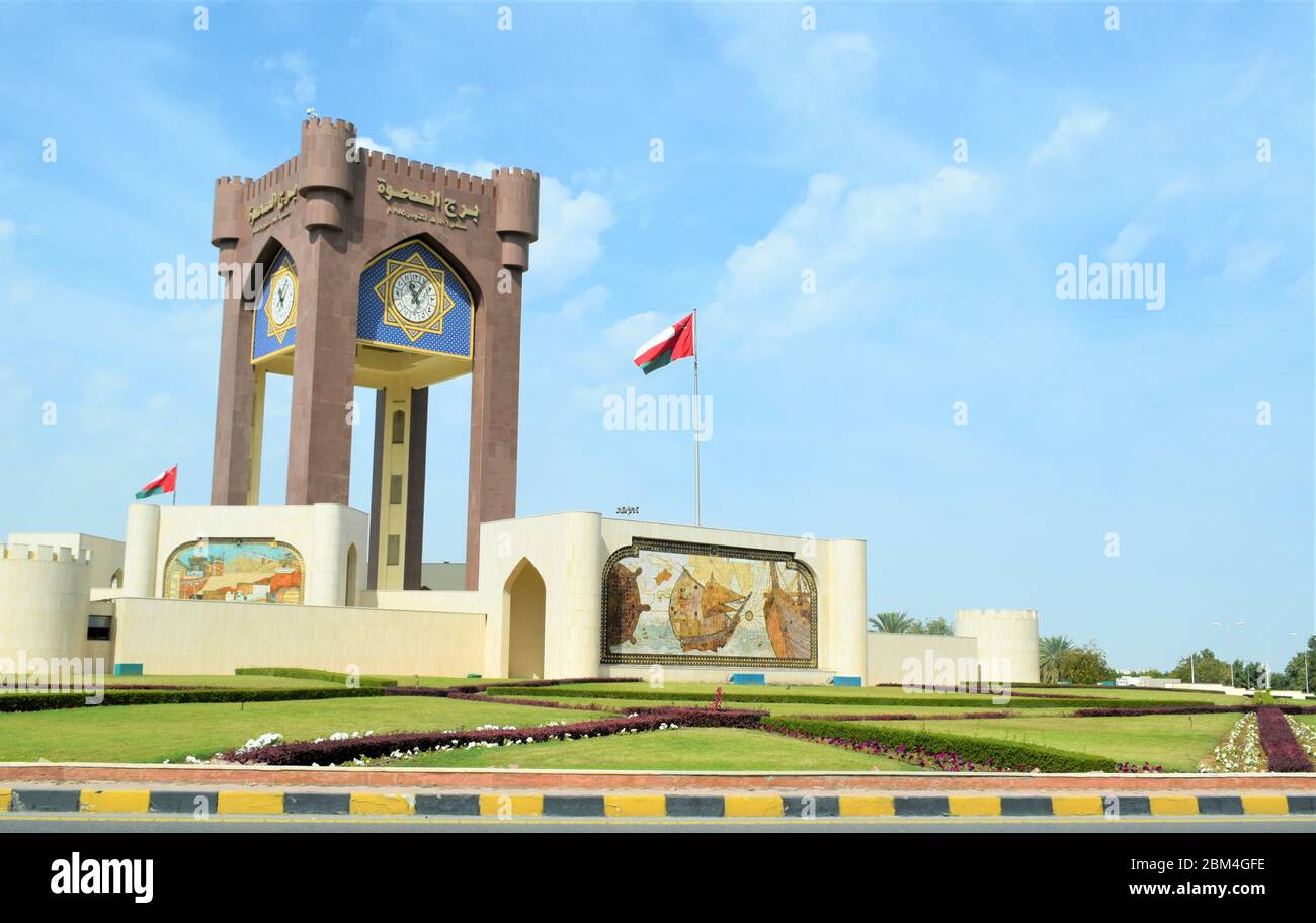 Torre dell'Orologio (Burj al Sahwa) un simbolo. Torre dell'Orologio al Sahwa 'Burj al Sahwa'. Muscat, Sultanato di Oman.Oman strada statale. oman strada città. Foto Stock