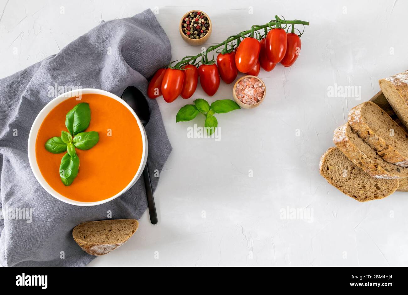 Zuppa di crema a base di pomodori, basilico e formaggio. Foto Stock