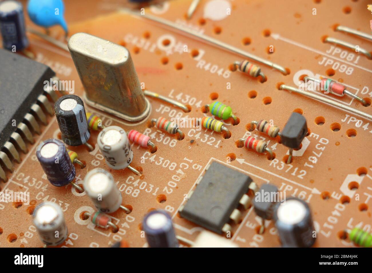 Microcircuito con parti radio primo piano. Industria elettronica moderna. Foto Stock