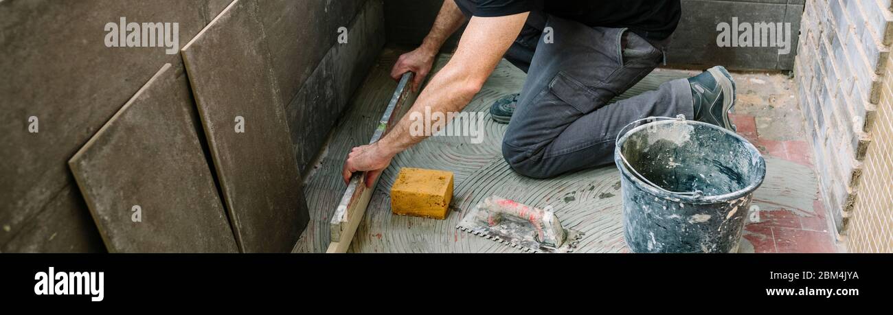 Pavimento di controllo in muratura con un livello Foto Stock