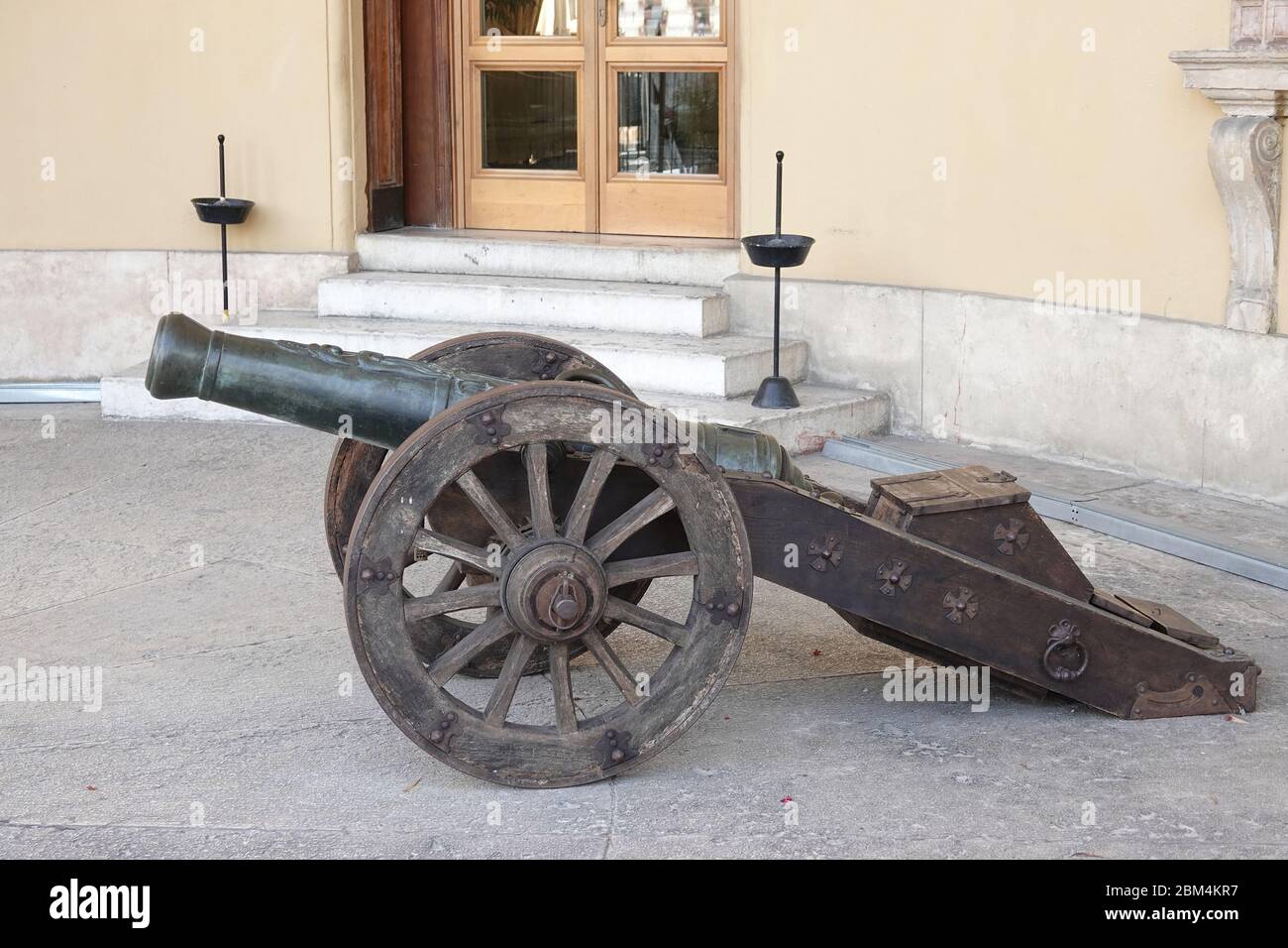 Vecchio cannone in mostra a Verona, Italia Foto Stock