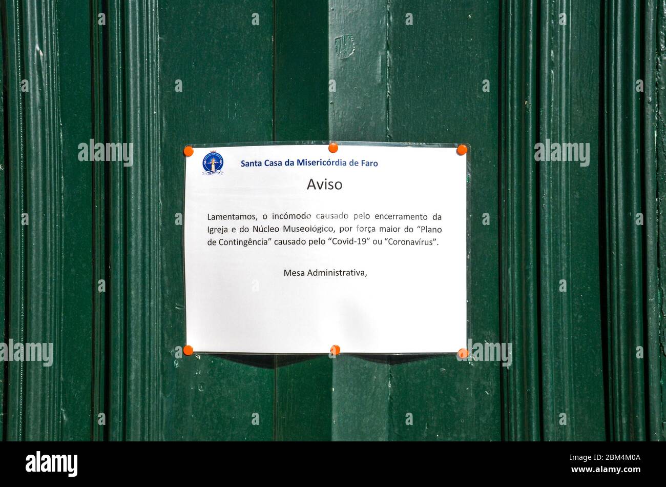 Faro, Portogallo - 16 marzo 2020: Messaggio stampato sulla chiesa in lingua portoghese che informa la gente circa la chiusura a causa del coronavirus, COVID-19 focolaio. SARS-cov-2 pandemica. Culto annullato. Foto Stock