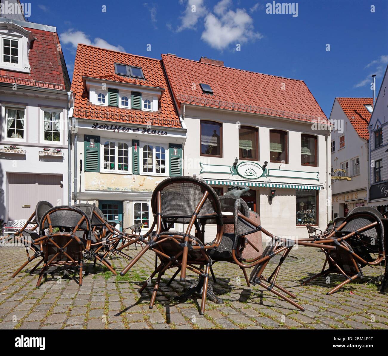 Sedie e tavoli vuoti di un caffè nel quartiere Schnoor di Brema chiuso a causa di coronavirus, Brema, Germania, Europa Foto Stock