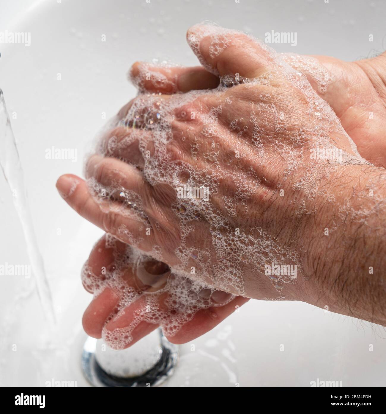 Lavi le mani con il sapone in Covid-19 volte Foto Stock