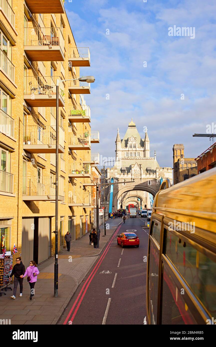Strada che porta a Tower Bridge, Londra Foto Stock