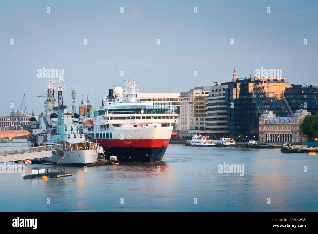 HMS Belfast e una nave da crociera sul Tamigi a Londra. Foto Stock