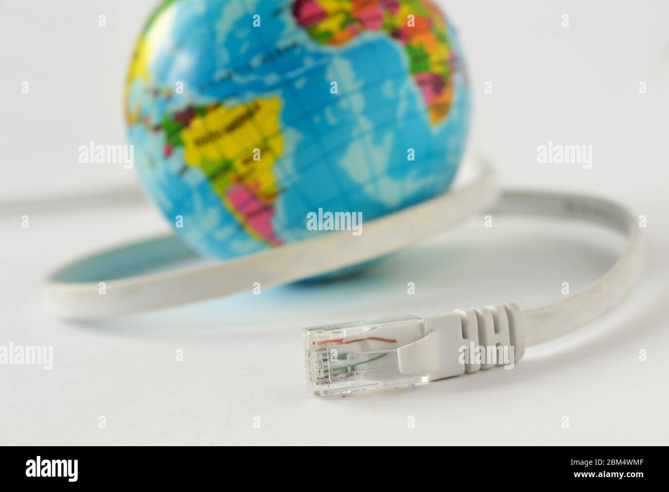 Cavo Internet con pianeta terra su sfondo bianco - concetto di connessione Internet globale Foto Stock