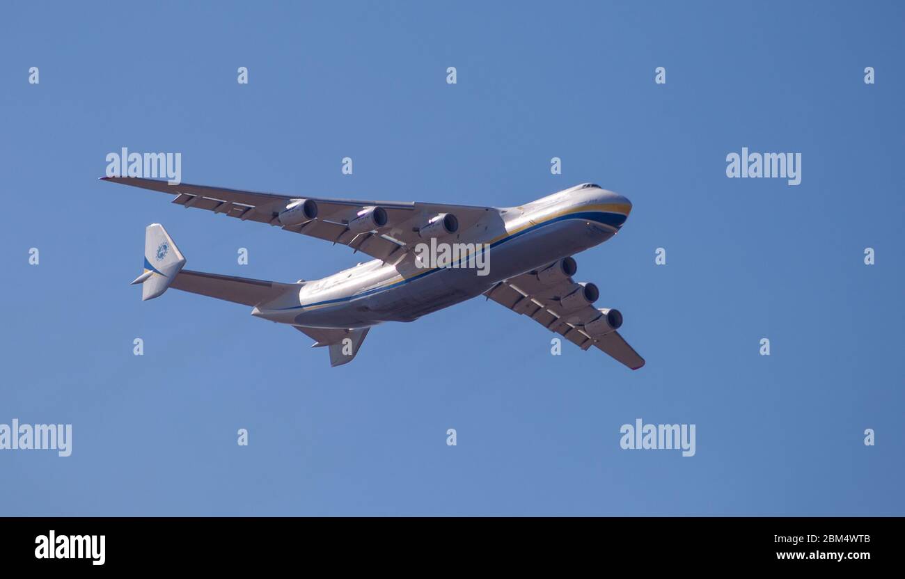 Ucraina, Kiev - 23 aprile 2020: Aereo da carico ucraino Antonov AN-225 Mriya si trova nel cielo. Il più grande aereo del mondo. UR-82060. Gostomel Foto Stock