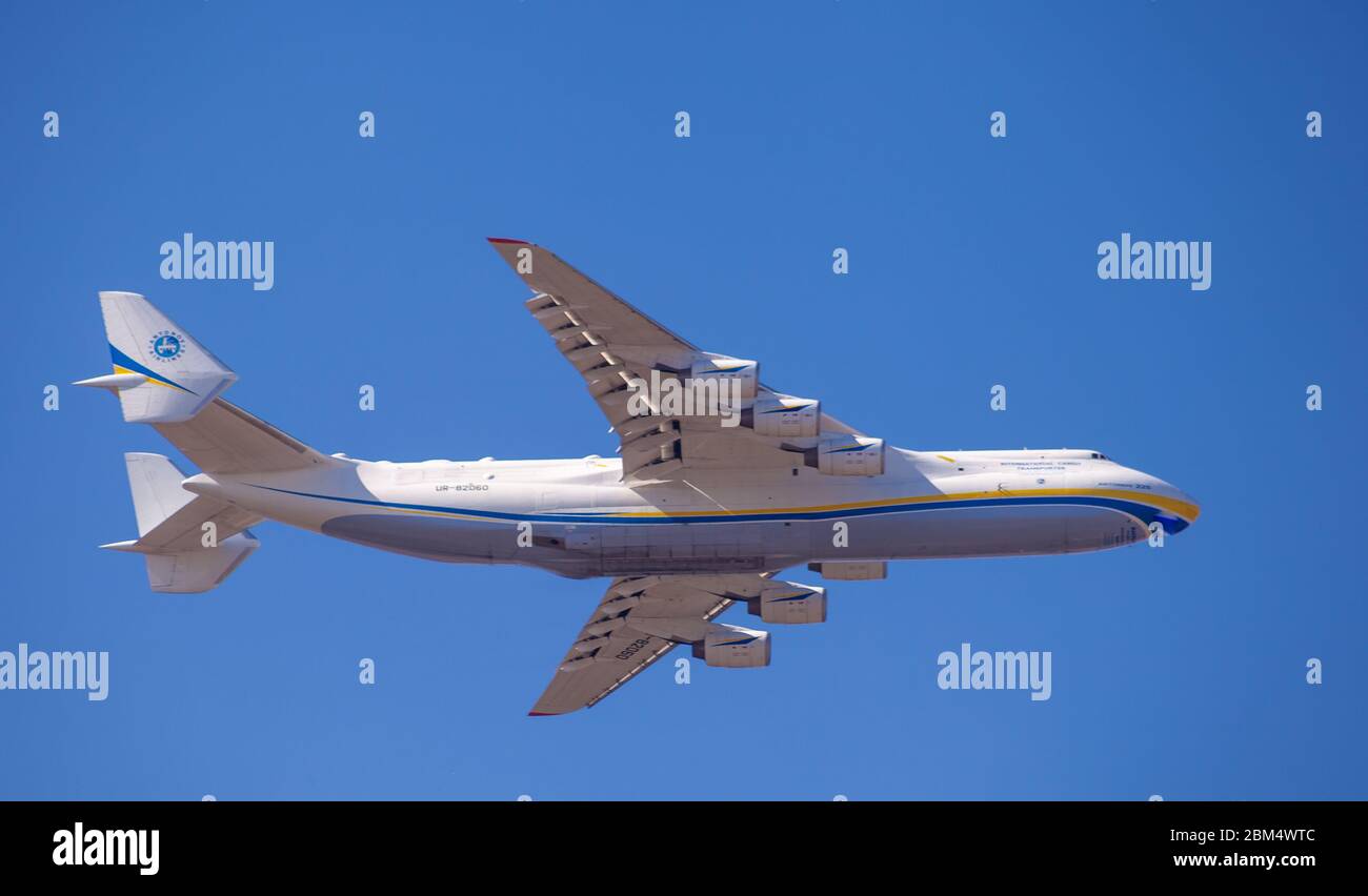 Ucraina, Kiev - 23 aprile 2020: Aereo da carico ucraino Antonov AN-225 Mriya si trova nel cielo. Il più grande aereo del mondo. UR-82060. Gostomel Foto Stock