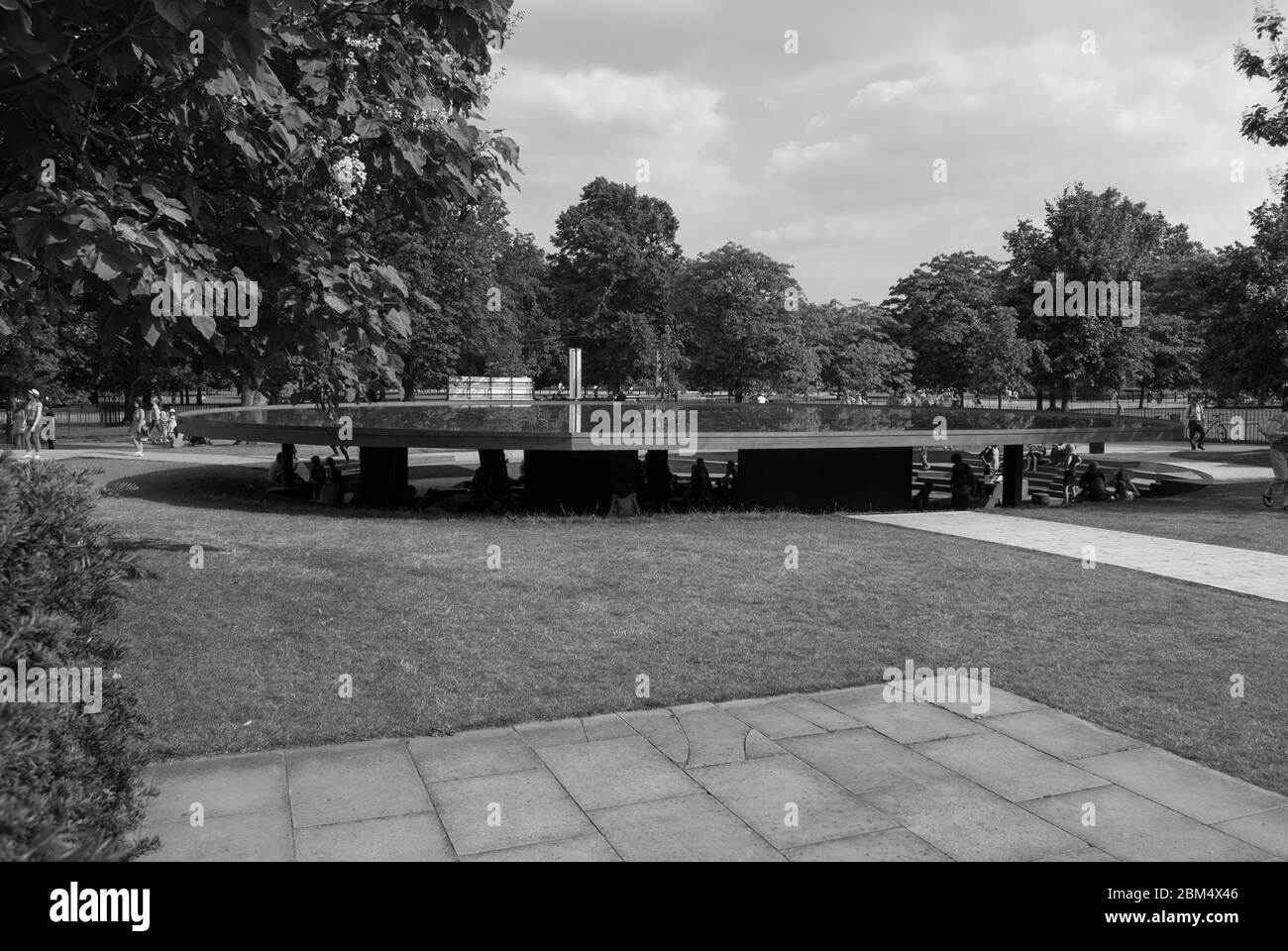 Summer Pavilion Serpentine Galleries Serpentine Pavilion 2012, Kensington Gardens, London, W2 3XA di Herzog & de Meuron & al Weiwei B&W. Foto Stock