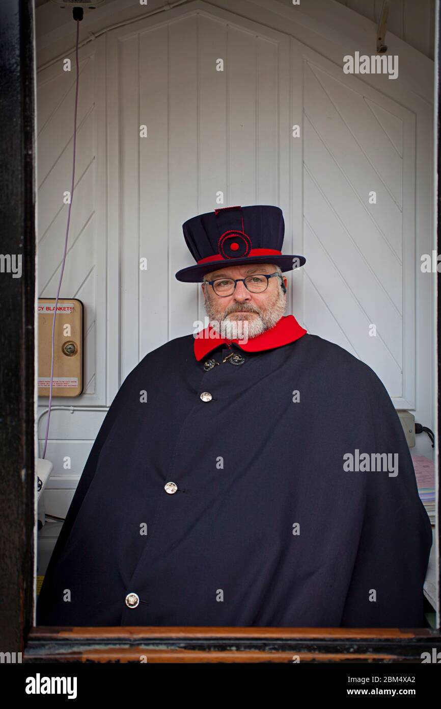 Beefeater, Yeomen Warder del Palazzo reale di sua Maestà e Fortezza la Torre di Londra Foto Stock