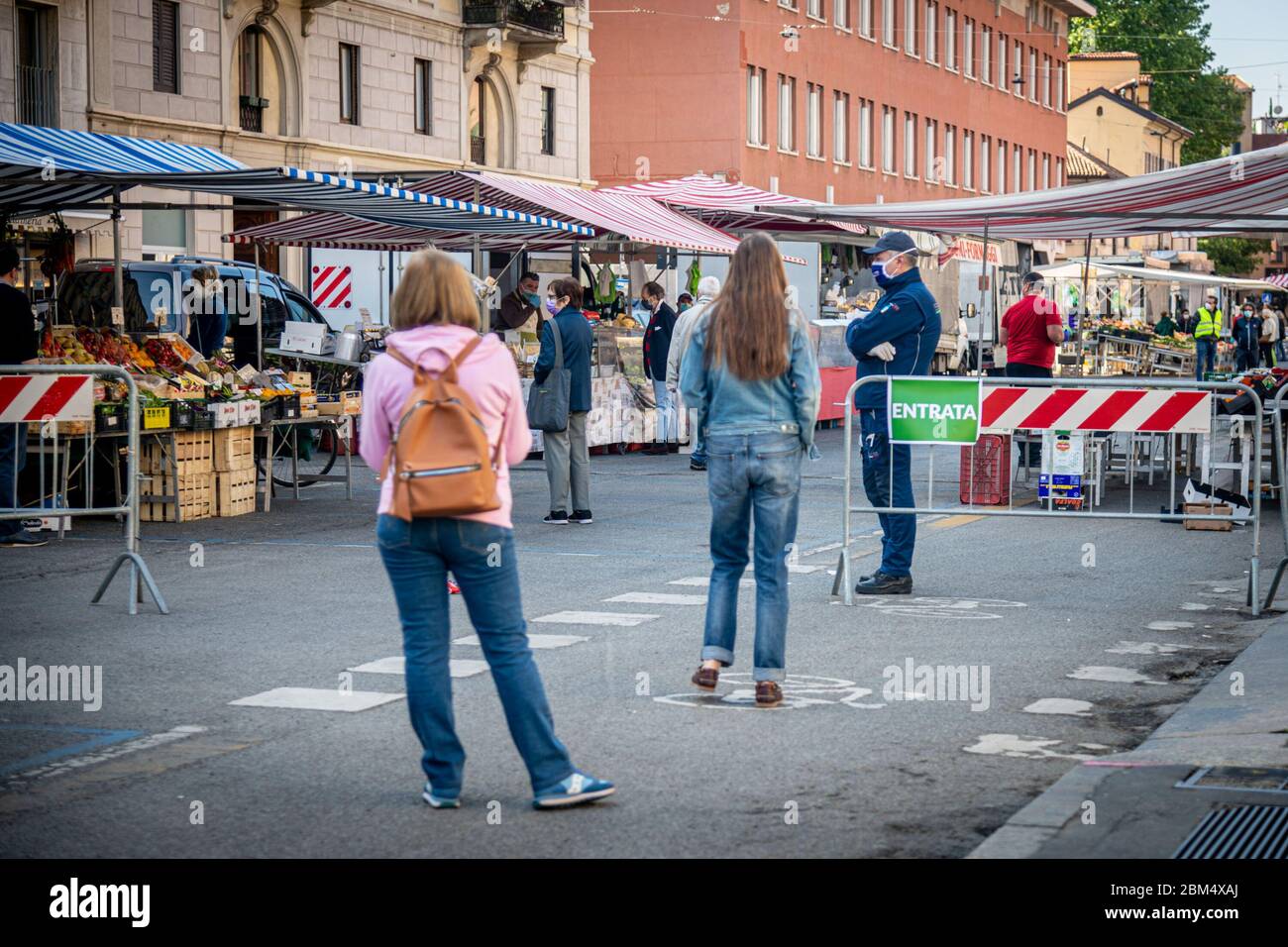 Milano - fase 2 emergenza Coronavirus - riapertura dei mercati scoperti dopo il blocco. Mercato di via San Marco (Marco Passaro/Fotogramma, MILANO - 2020-05-07) p.s. la foto e' utilizzabile nel rispetto del contenuto in cui e' stata vista, e senza intenzione diffamatorio del decoro delle persone rappresente Foto Stock