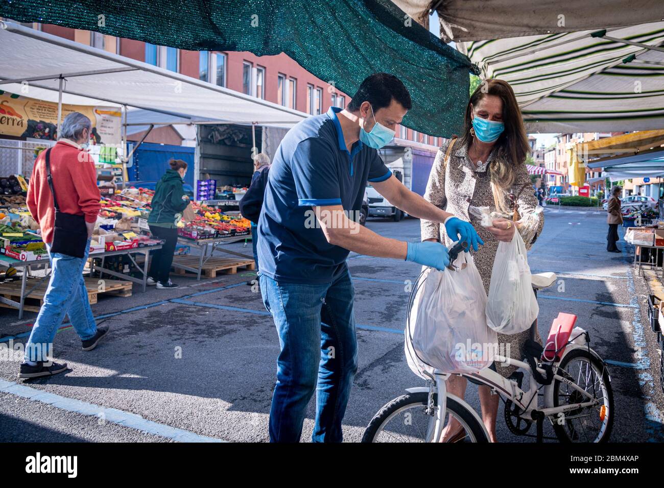 Milano - fase 2 emergenza Coronavirus - riapertura dei mercati scoperti dopo il blocco. Mercato di via San Marco (Marco Passaro/Fotogramma, MILANO - 2020-05-07) p.s. la foto e' utilizzabile nel rispetto del contenuto in cui e' stata vista, e senza intenzione diffamatorio del decoro delle persone rappresente Foto Stock