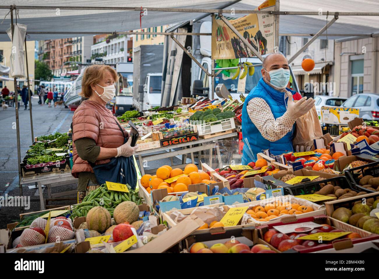 Milano - fase 2 emergenza Coronavirus - riapertura dei mercati scoperti dopo il blocco. Mercato di via San Marco (Marco Passaro/Fotogramma, MILANO - 2020-05-07) p.s. la foto e' utilizzabile nel rispetto del contenuto in cui e' stata vista, e senza intenzione diffamatorio del decoro delle persone rappresente Foto Stock