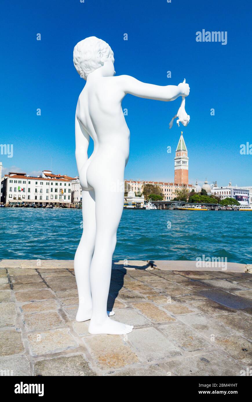 Ragazzo con la rana. Statua di Charles Ray a Punta della Dogana a d'arte della Biennale di Venezia, veneto, Italia Foto Stock