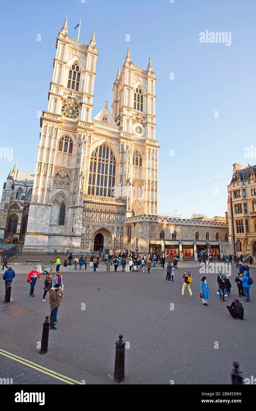 Titolo: Abbazia di Westminster: Un'icona senza tempo tra la folla di Londra Foto Stock