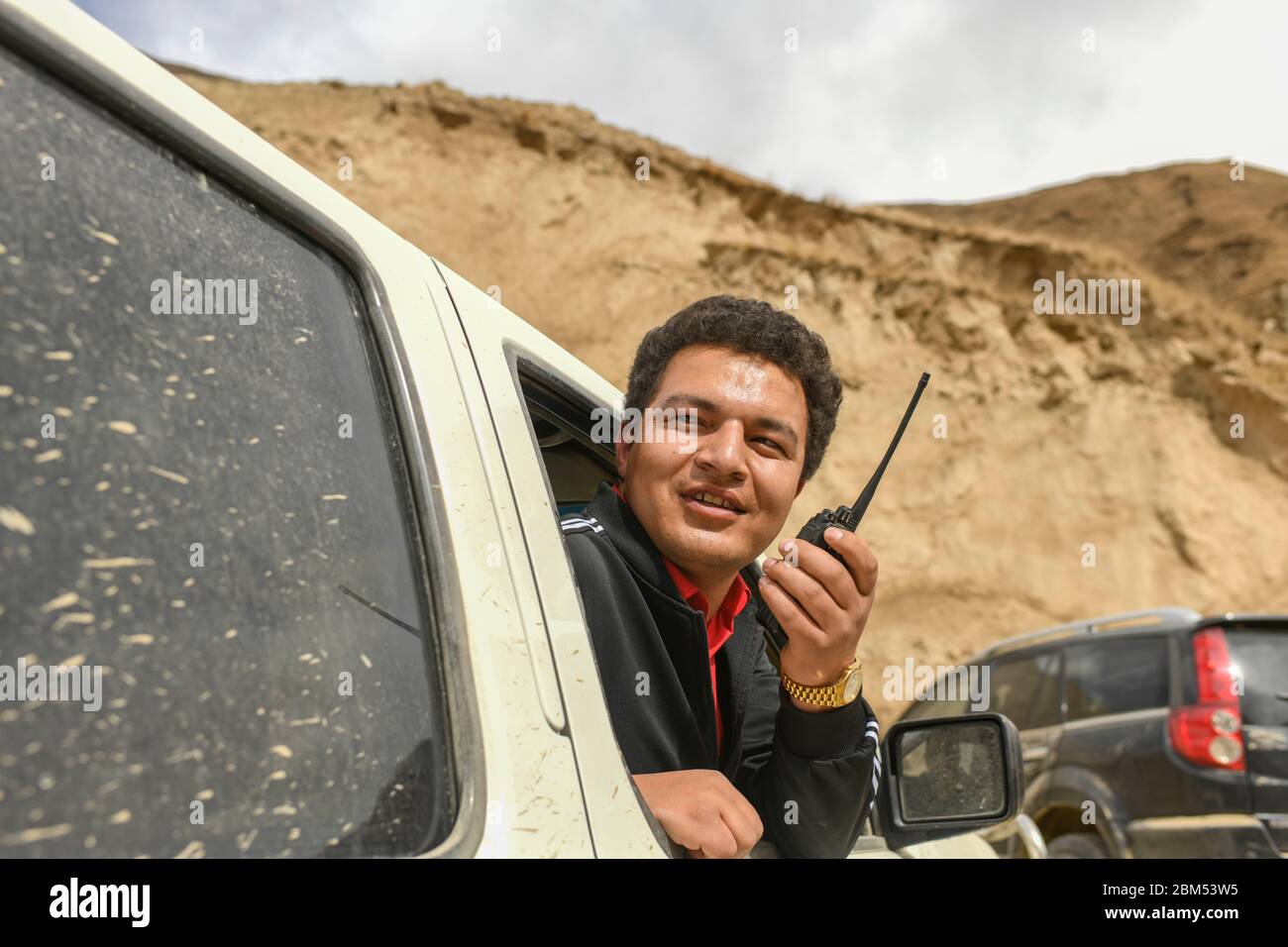 (200507) -- YECHENG, 7 maggio 2020 (Xinhua) -- Eziz, direttore del dipartimento di esame fisico del centro sanitario di Xihxu Township, contatta i veicoli dietro di lui attraverso un intercom mentre si ferma per un riposo sulla strada per fornire servizi di controllo sanitario agli abitanti del villaggio nella città di Xihxu nella contea di Yecheng, regione autonoma dello Xinjiang Uygur della Cina nord-occidentale, 2 maggio 2020. Al mattino presto, gli abitanti del villaggio di Yaragi sono venuti alla clinica locale per i controlli annuali gratuiti sulla salute. Oltre ai controlli sanitari, gli abitanti del villaggio hanno anche imparato la politica medica e lo stile di vita sano dai medici di Xihxu Township. Foto Stock