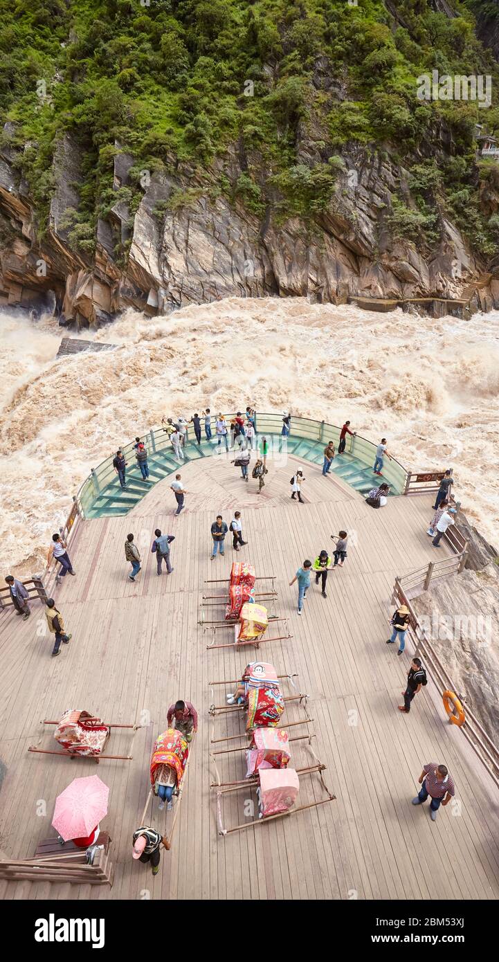 Jizha, Cina - 24 settembre 2017: Persone al punto di vista della gola di Tiger Leaping. Foto Stock