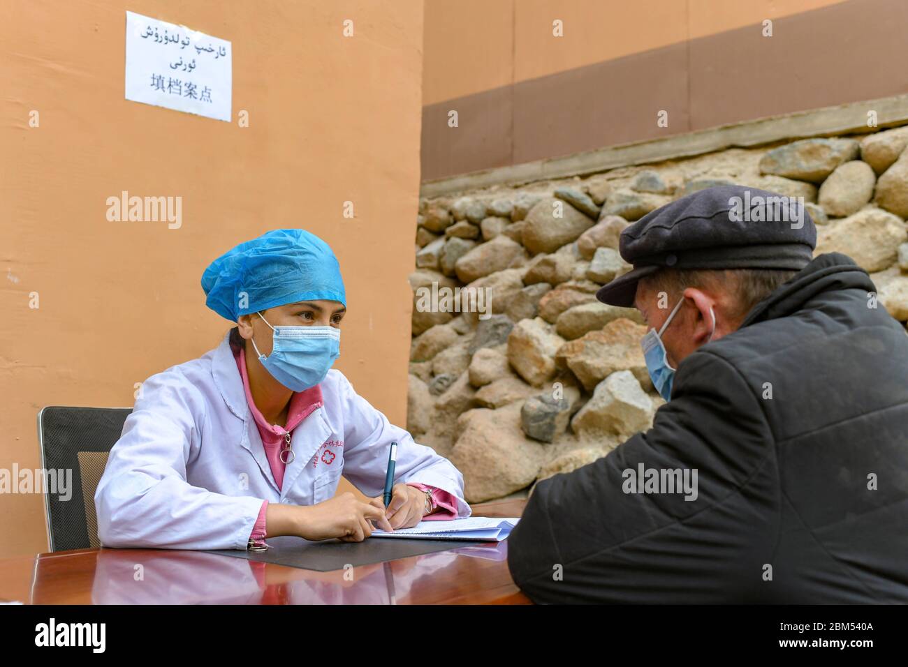 (200507) -- YECHENG, 7 maggio 2020 (Xinhua) -- un medico registra le informazioni di un villager per un controllo di salute alla clinica del villaggio di Yaragzi nella città di Xihxu nella contea di Yecheng, nella regione autonoma di Xinjiang Uygur della Cina del nord-ovest, 2 maggio 2020. Al mattino presto, gli abitanti del villaggio di Yaragi sono venuti alla clinica locale per i controlli annuali gratuiti sulla salute. Oltre ai controlli sanitari, gli abitanti del villaggio hanno anche imparato la politica medica e lo stile di vita sano dai medici di Xihxu Township. Lo Xinjiang ha iniziato a offrire gratuitamente controlli sanitari universali a partire dall'ottobre 2016. I residenti urbani e rurali della regione sono e. Foto Stock